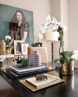 Tavoli per computer con orchidee: una decorazione naturale ed elegante