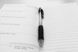 Agenda e penna: indispensabili sulla scrivania per computer