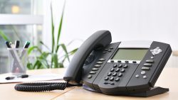 Tenere il telefono sulla scrivania per computer senza cavi ingarbugliati e facile da raggiungere