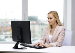 Lavorare alla scrivania per computer con la distanza adeguata fra occhi e PC