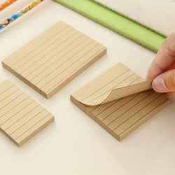 Sulla scrivania per computer non dimenticare i post-it