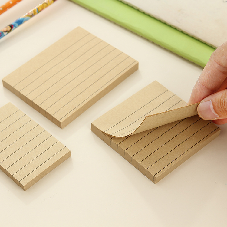 Sulla scrivania per computer non dimenticare i post-it