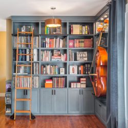 Arredare studio in casa - libreria e scaffali pieni di volumi per i topi di biblioteca