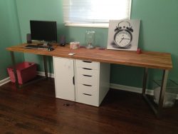 Arredare studio in casa - scrivania direzionale per i creativi al lavoro